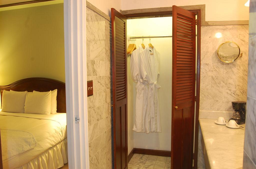 Deville Hotel Panama Stadt Exterior foto